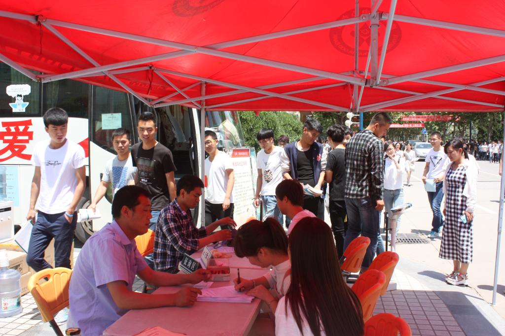 咸阳市中心血站与我院联合开展了夏季无偿献血公益活动