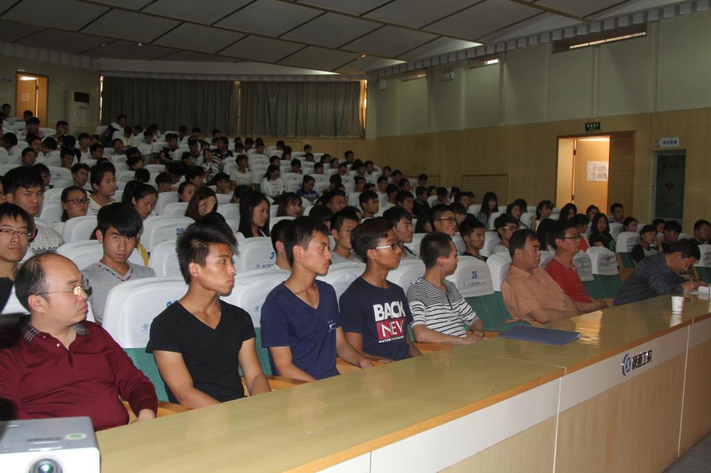 400多名师生聆听了讲座