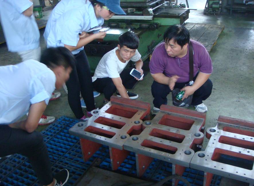 指导教师讲解生产工艺