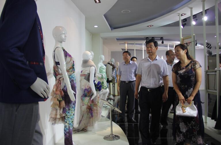 高涛董事长一行参观我院部分实验实训室