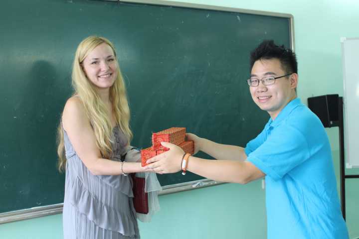 我学院学生向俄罗斯学生赠送学生作品