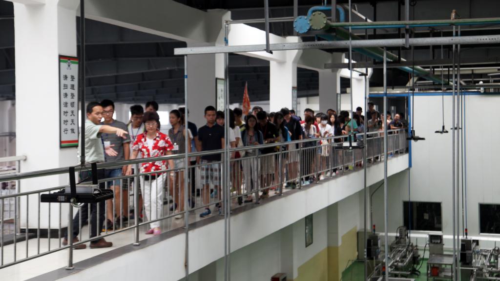 研习营一行参观企业生产线