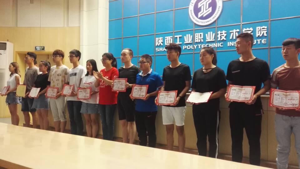 京东西北分公司为优秀实习生颁发证书