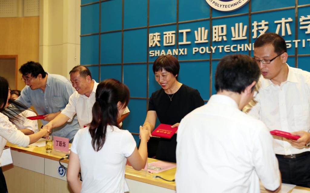 与会领导为获奖选手及优秀指导教师颁奖