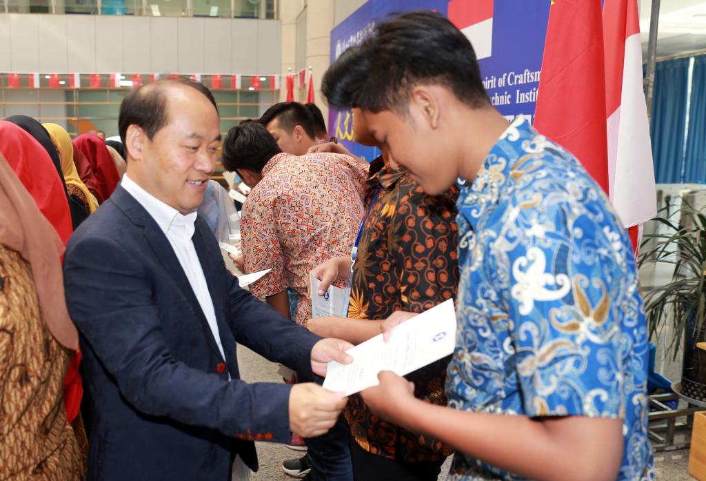 学院领导为营员颁发结业证书