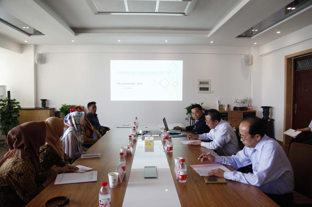 党委副书记、副院长刘永亮以“中国现代职业教育发展之路”为题做专题讲座