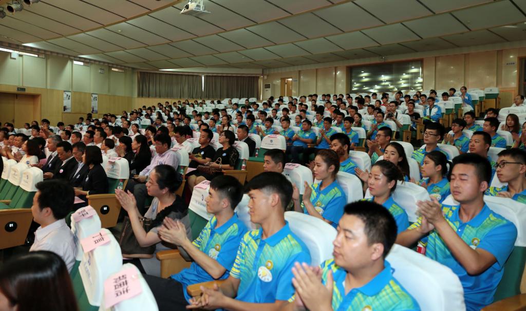 2016届欧姆龙订单班全体学生参加仪式